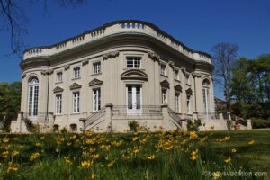 Schloss Richmond in Braunschweig im Frühling mit Blumen.