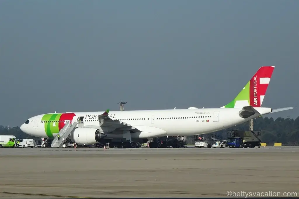 Flugzeug von TAP Portugal parkt auf Flughafen
