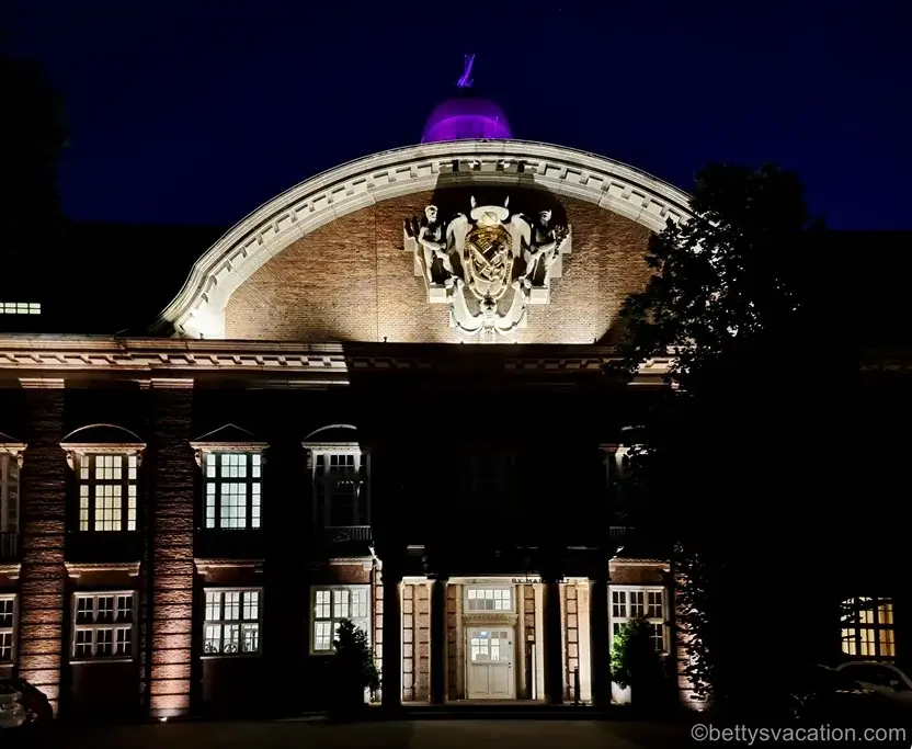 Backsteingebäude angestrahlt bei Nacht